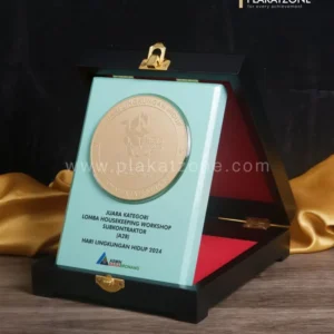 Plakat Kayu Logam PT Asmin Bara Bronang Penghargaan Juara Lomba Housekeeping Workshop Subkontraktor