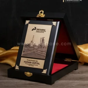 Plakat Kayu Logam Kenang-kenangan dari Kilang Pertamina Internasional Cilacap