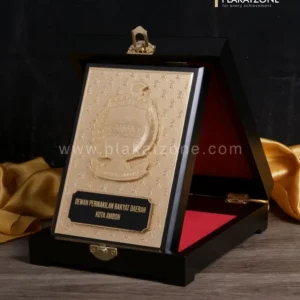 Plakat Kayu Logam Kenang-kenangan dari DPRD Kota Ambon