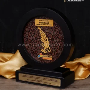 Plakat Kayu Penghargaan Manager AD Support PT Pertamina Hulu Rokan