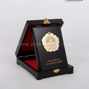 Plakat Kayu Kenang-kenangan dari Universitas Sulawesi Barat