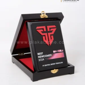Plakat Kayu Best Newcomer 2024 PT Sentral Berkat Teknologi
