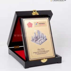 Plakat Kayu Kolaborasi Strategis Spers Mabes TNI dan PT Kilang Pertamina Internasional